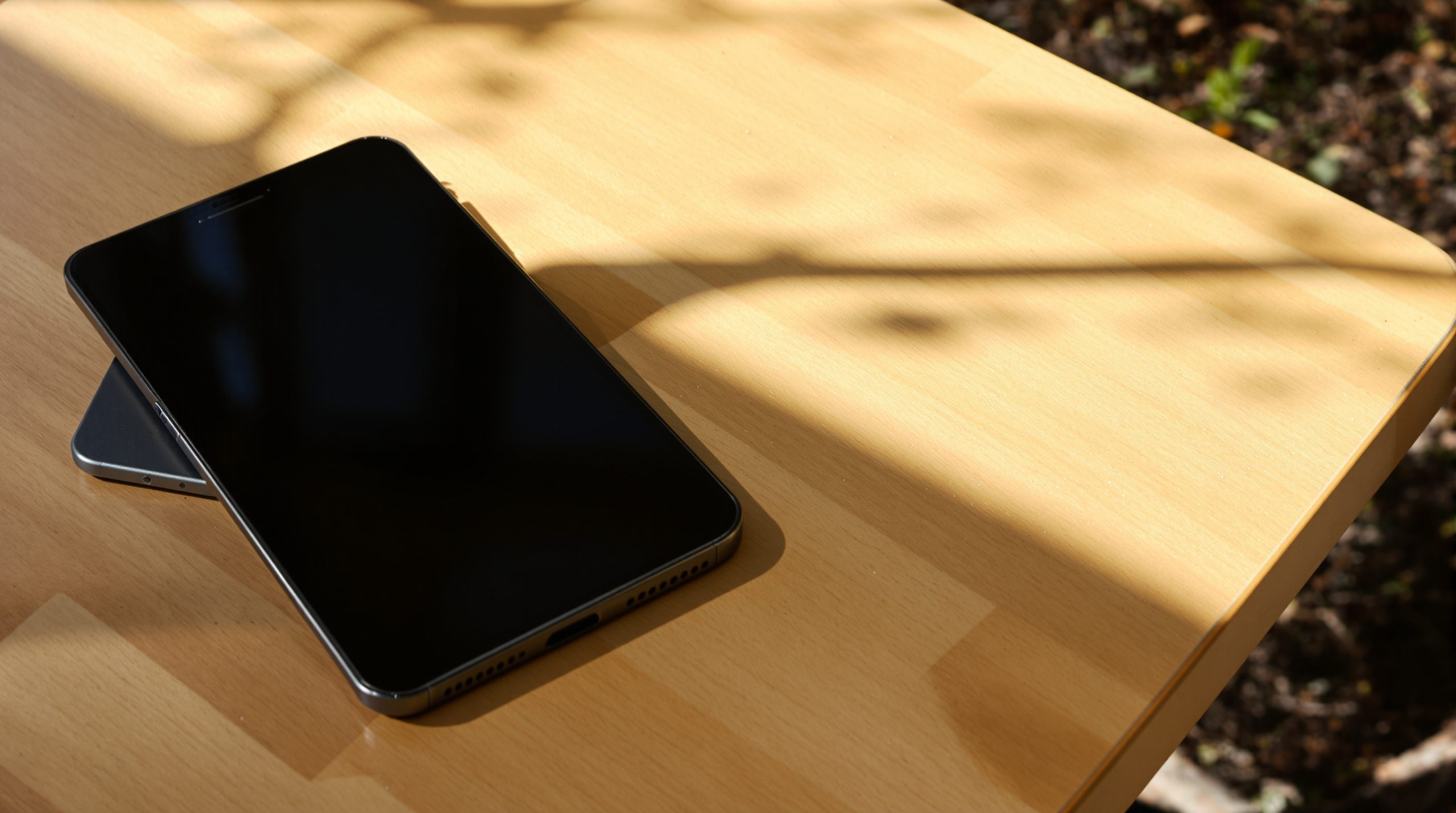 smartphone_pliable_bois_lumiere_naturelle